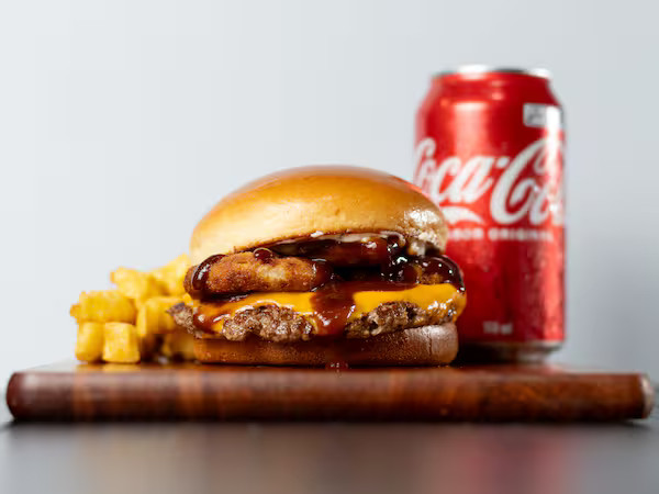 Combo para 2 pessoas | 2 Burguers + 1 Porção de Fritas (300g) + 2 Bebidas