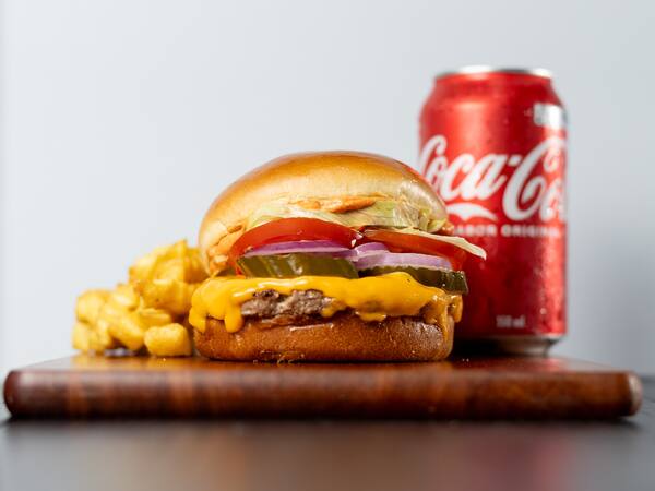 Combo para 3 pessoas | 3 Burguers + 3 Porções de Fritas (150g) + Coca-Cola 2L