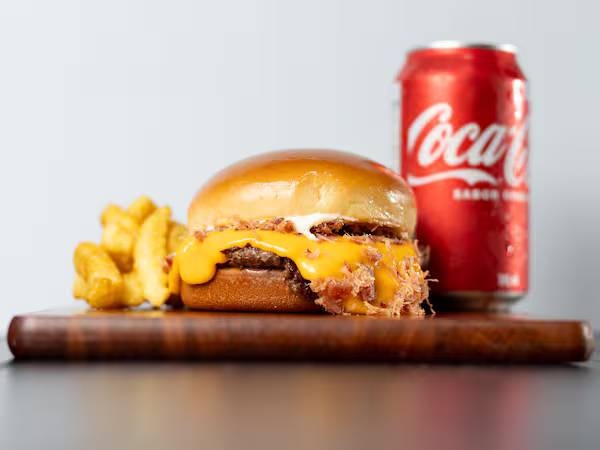 Combo para 4 pessoas | 4 Burguers + 4 Porções de Fritas (150g) + 1 Coca-Cola 2L