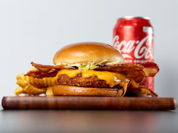 Combo para 4 pessoas | 4 Burguers + 4 Porções de Fritas (300g) + 4 Bebidas